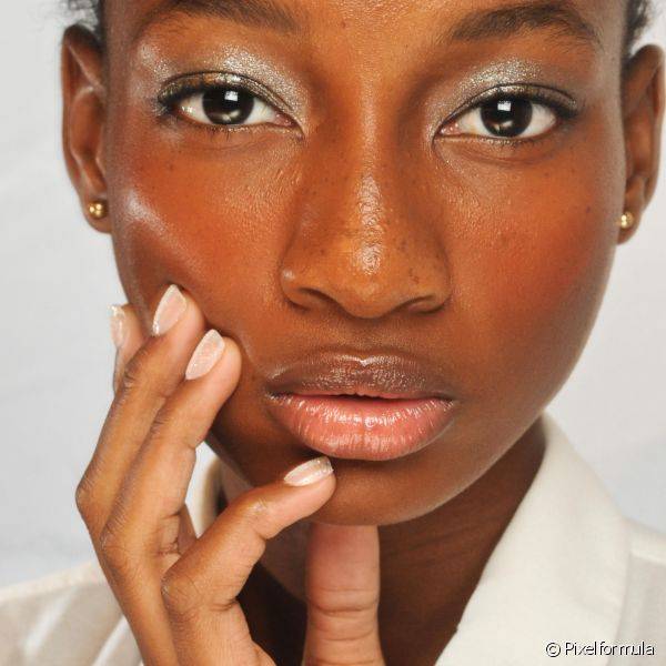 Esmaltes claros destacam bem a pele negra e trazem vida às mãos dessas mulheres